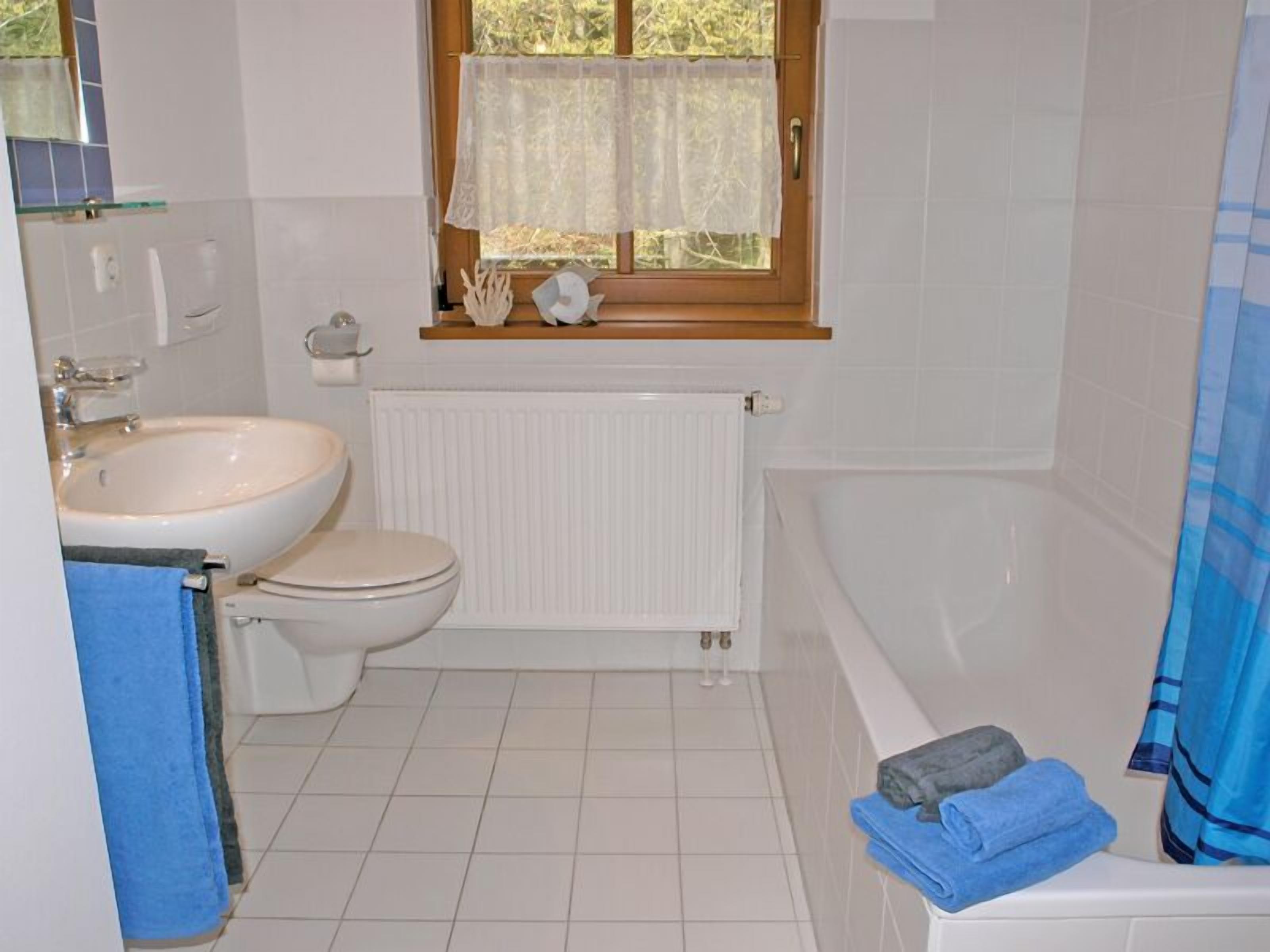 Ein Badezimmer mit Toilette, Waschbecken und Badewanne.