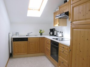 Een koelkast, een oven, een kookplaat, een vaatwasser