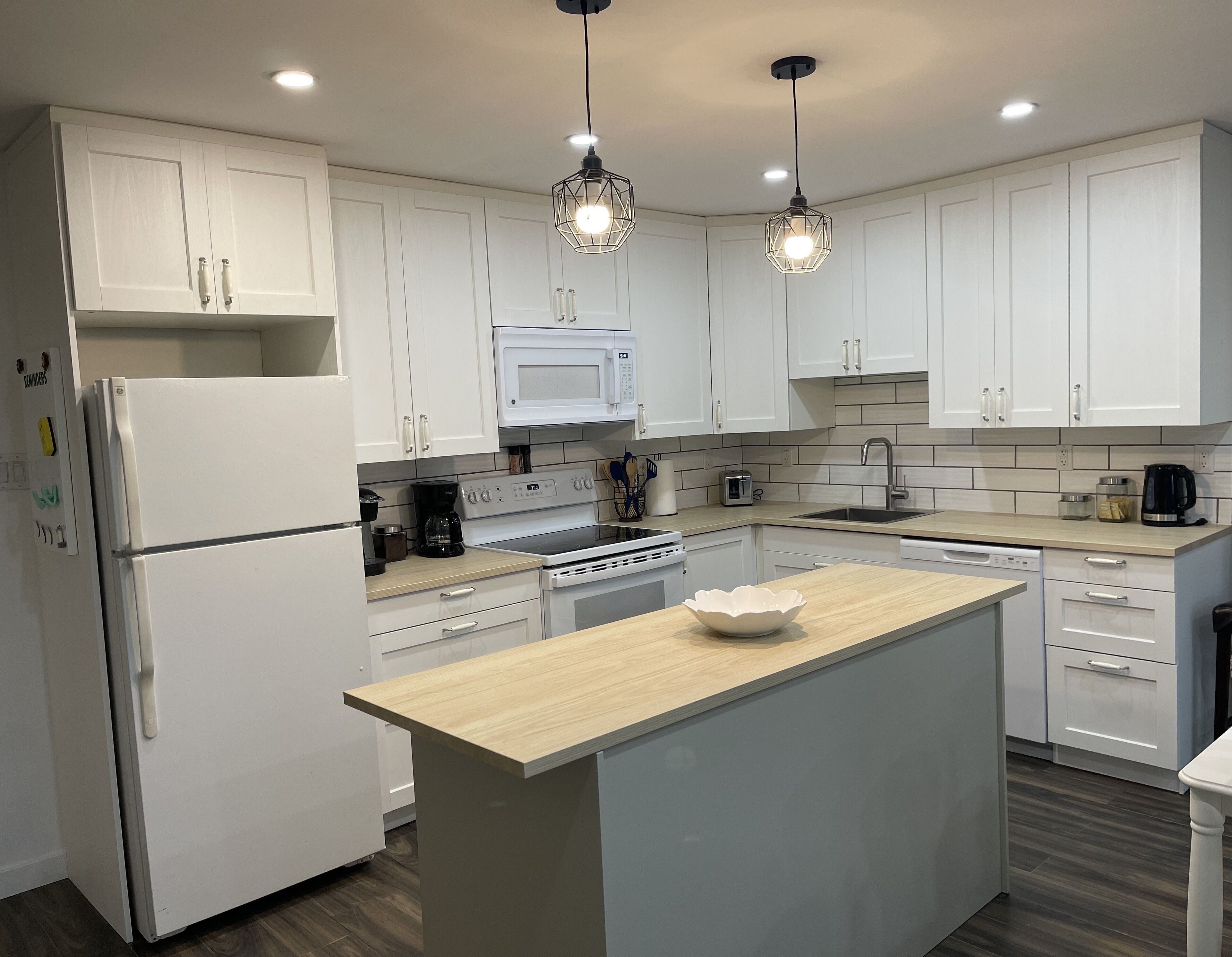 Køleskab, mikrobølgeovn, ovn, kogeplade