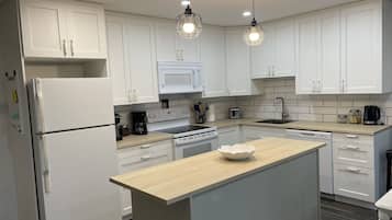 Geladeira, micro-ondas, fogão, cooktop