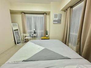 1 bedroom, desk, WiFi, bed sheets - Spacious & Cozy 1BR Condo with Manila Skyline View, UNLI WIFI, Netflix in Makati (Makati)