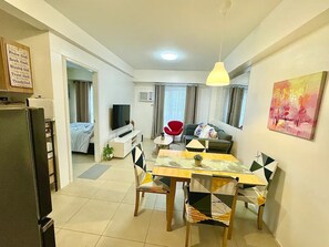 Interior - Spacious & Cozy 1BR Condo with Manila Skyline View, UNLI WIFI, Netflix in Makati (Makati)