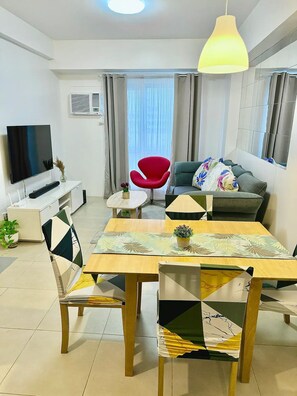 Interior - Spacious & Cozy 1BR Condo with Manila Skyline View, UNLI WIFI, Netflix in Makati (Makati)