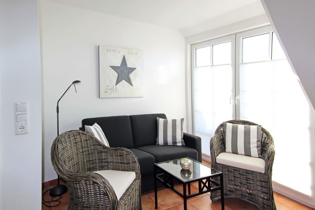 Wohnzimmer mit Zugang zum Südbalkon