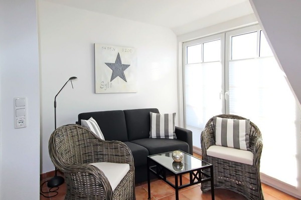 Wohnzimmer mit Zugang zum Südbalkon