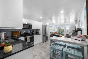 Kylskåp, mikrovågsugn, ugn och spishäll