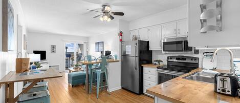Coffee/tea maker, fridge, microwave, oven