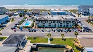A coastal hotel with multiple buildings, a parking lot, and a view of the beach and ocean. - Relaxing Oceanview 2BR Condo in North Myrtle Beach (North Myrtle Beach)