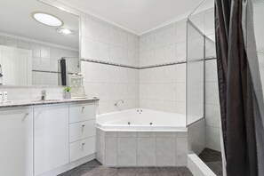 Shower, towels, soap, toilet paper - Piccolo Waters - Two story coastal home , Located on the scenic Mandurah canals (Halls Head)
