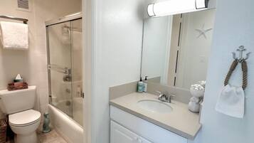 Secadora de cabello, toallas, jabón, shampoo