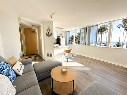Oceanfront View Cabana only a few steps away from the iconic Santa Monica Pier!