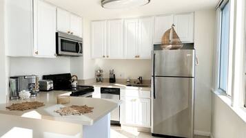 Réfrigérateur, micro-ondes, four, plaque de cuisson