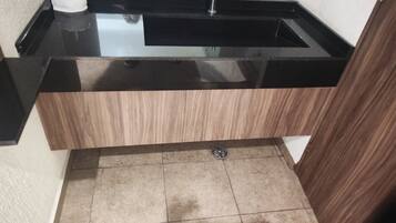 Business Room | Bathroom | Shower, towels, soap, shampoo
