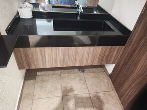 Business kamer | Badkamer | Een douche, handdoeken, zeep, shampoo