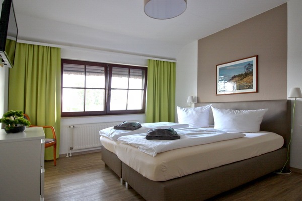 Schlafbereich mit Doppelbett und Sitzbereich