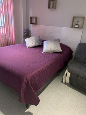 7 bedrooms, WiFi, bed sheets