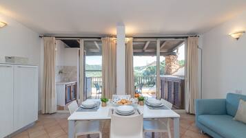 Apartamento família, vários quartos, 2 banheiros (Feel So Good) | Área de estar | TV 21 polegadas com canais a cabo