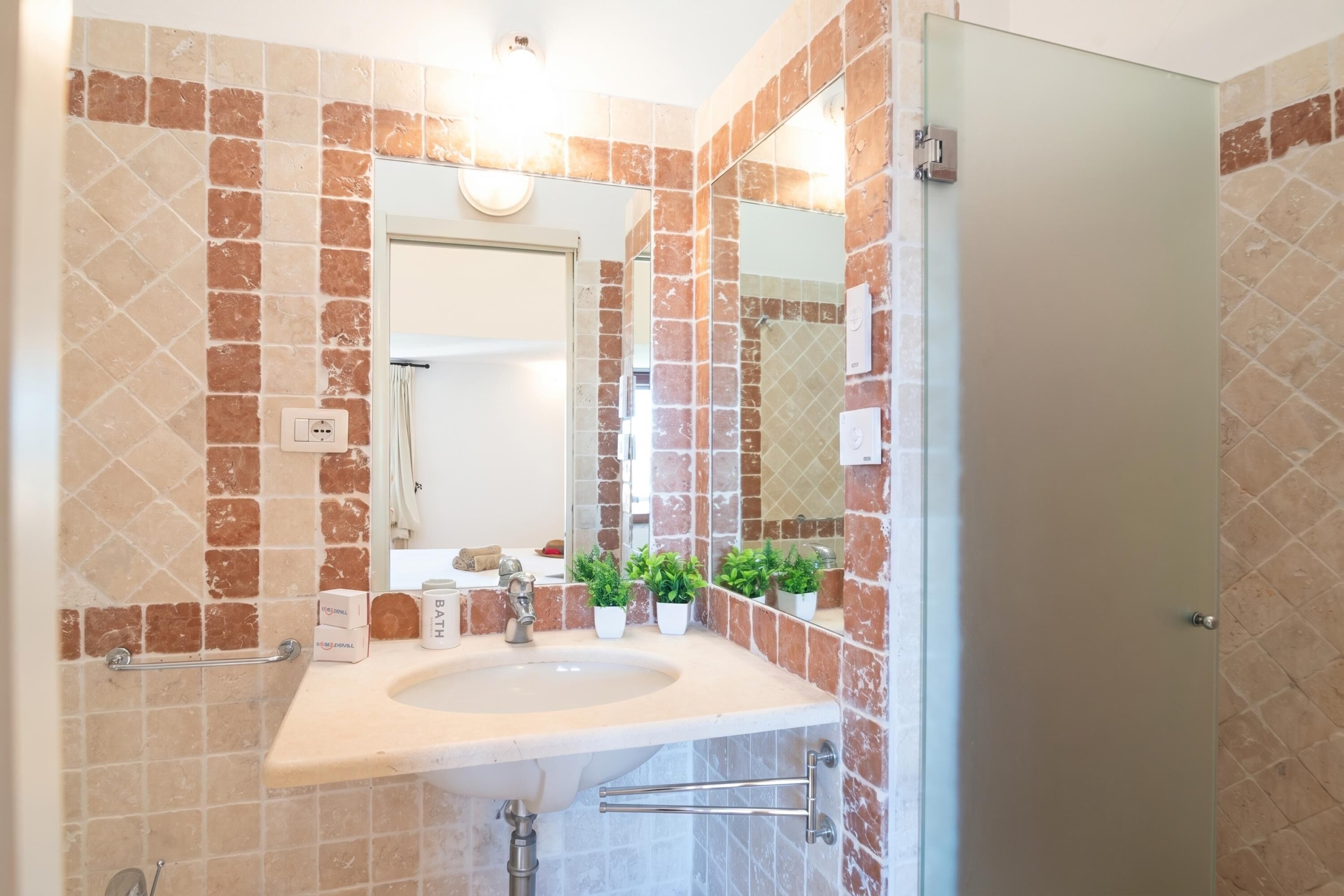 Family Apartment, Multiple Bedrooms, 2 Bathrooms (Feel So Good) | Bathroom | Shower, hair dryer, bidet, towels