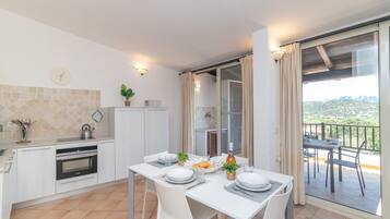 Apartamento família, vários quartos, 2 banheiros (Feel So Good) | Cozinha privada | Geladeira, fogão, cooktop, lava-louças