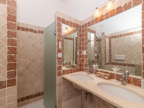 Familienapartment, Mehrere Schlafzimmer, 2 Bäder (Feel So Good) | Badezimmer | Dusche, Haartrockner, Bidet, Handtücher