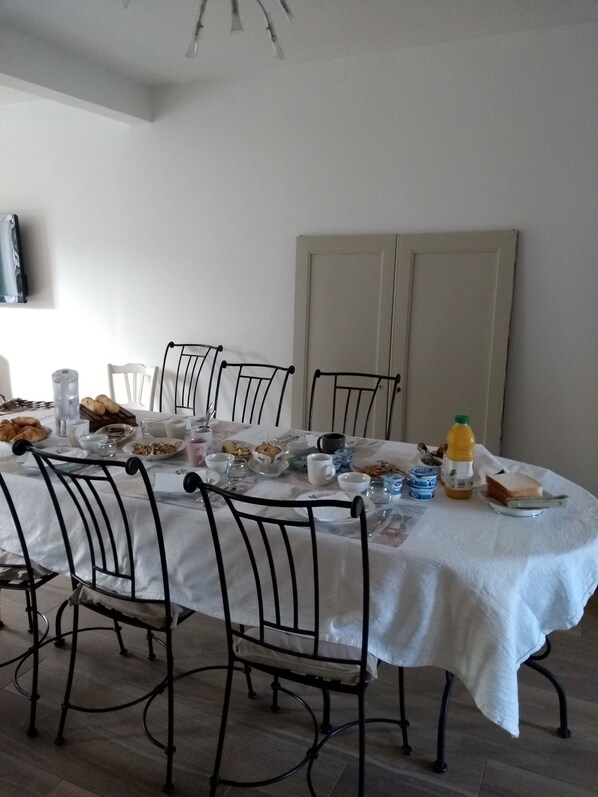 Dining - Chambres d Hotes Avec Jardin, Terasse. 15 mn de la Defense. Sur le Mont Valerien (Nanterre)