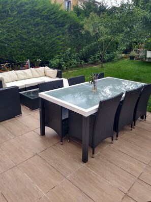 Outdoor dining - Chambres d Hotes Avec Jardin, Terasse. 15 mn de la Defense. Sur le Mont Valerien (Nanterre)