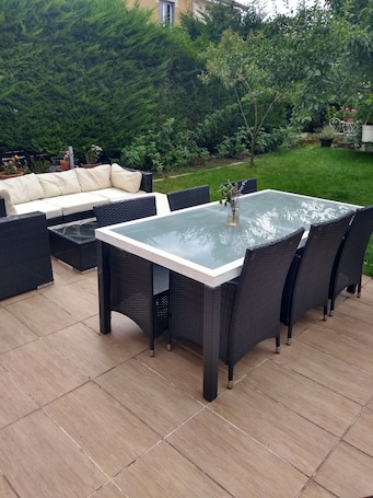 Outdoor dining. Chambres d Hotes Avec Jardin, Terasse. 15 mn de la Defense. Sur le Mont Valerien