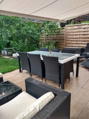 Outdoor dining - Chambres d Hotes Avec Jardin, Terasse. 15 mn de la Defense. Sur le Mont Valerien (Nanterre)