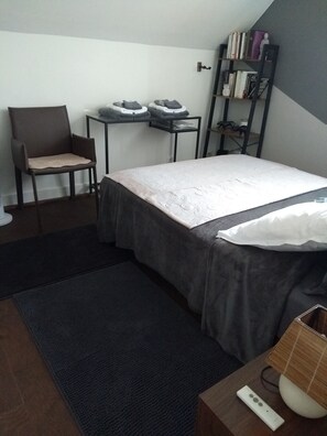 3 slaapkamers, een strijkplank/strijkijzer, gratis wifi, beddengoed