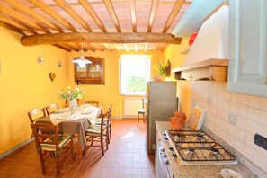 Fridge, oven, stovetop, dishwasher - Holiday Home in Pescaglia near Tuscan Vineyards (Capannori)