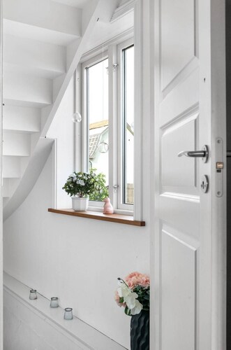 Small house, nice kitchen, plenty of beds, relaxing outdoor area, room for cars.