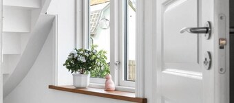 Small house, nice kitchen, plenty of beds, relaxing outdoor area, room for cars.