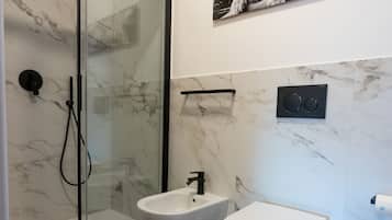 Douche, sĂšche-cheveux, bidet, serviettes fournies