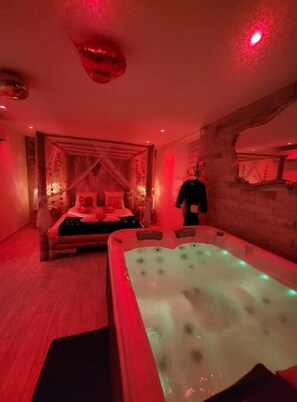 1 bedroom, bed sheets - Love Creuse le Lieu Insolite (Parsac-Rimondeix)