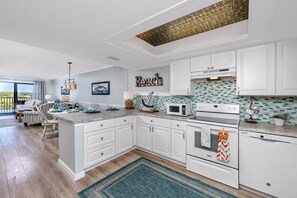 Fridge, microwave, oven, stovetop - Waterfront! Tennis/Pickleball, Pool, Grill Area, GOLF, BEACH, FREE TICKETS Incl 509 Bayshores (Indian Shores)