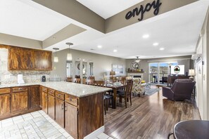 Dining - Bright & Cozy | Pools, Golf, Near Hwy 76 Strip, Golf & Ticket Discounts! (Branson)