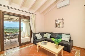 Family Apartment, Multiple Bedrooms (CDT Cala Del Faro) | Living area | 21-inch flat-screen TV with cable channels