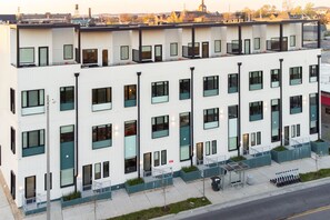 Exterior - Conway A104 - AvantStay | Private Balcony in the Heart of Downtown Nashville (Nashville)