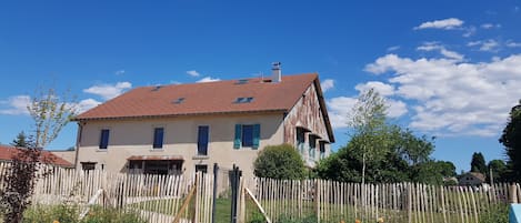 حمّام سباحة خارجي، حمّام سباحة مُدفَّأ