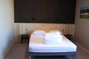 3 bedrooms, free WiFi, bed sheets, wheelchair access