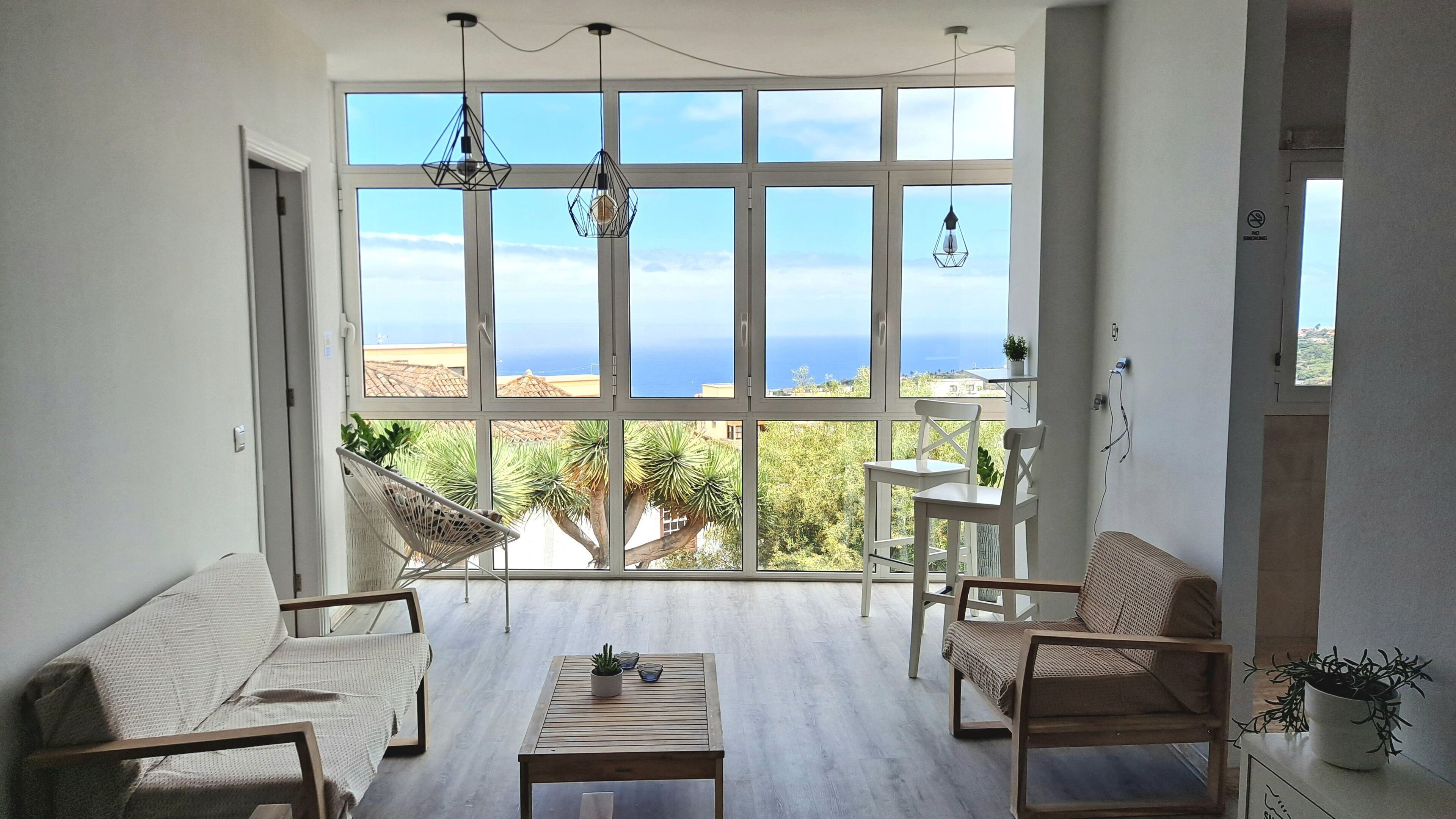 große Fensterfront mit Blick