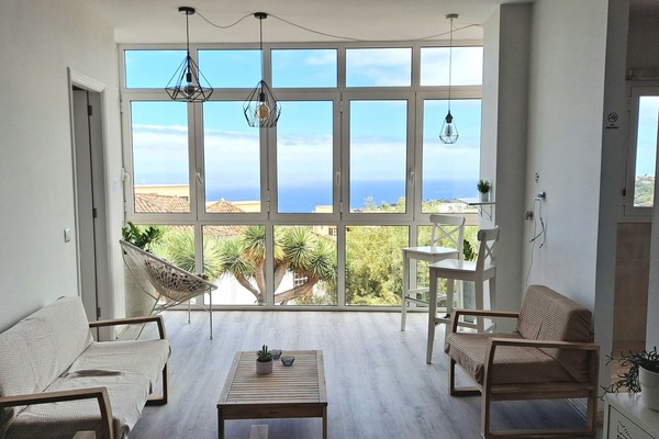 große Fensterfront mit Blick