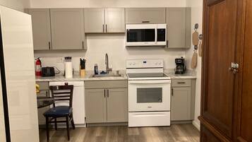 Réfrigérateur, micro-ondes, plaque de cuisson, cafetiÚre/bouilloire