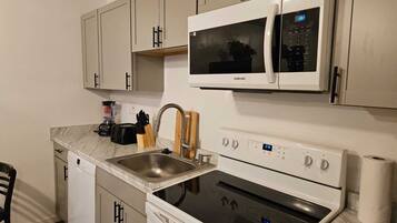 Réfrigérateur, micro-ondes, plaque de cuisson, cafetiÚre/bouilloire