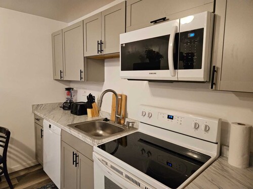 Spacious Guest House w/ 8+ Beds - Near Downtown & Medical District