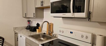 Spacious Guest House w/ 8+ Beds - Near Downtown & Medical District