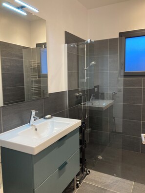 Dusche, Haartrockner, Handtücher, Seife