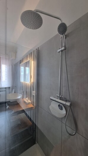 Shower, free toiletries, hair dryer, bidet - 2 steps from the center (Viterbo)
