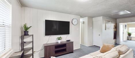 Een televisie, een kantoor en een computerscherm