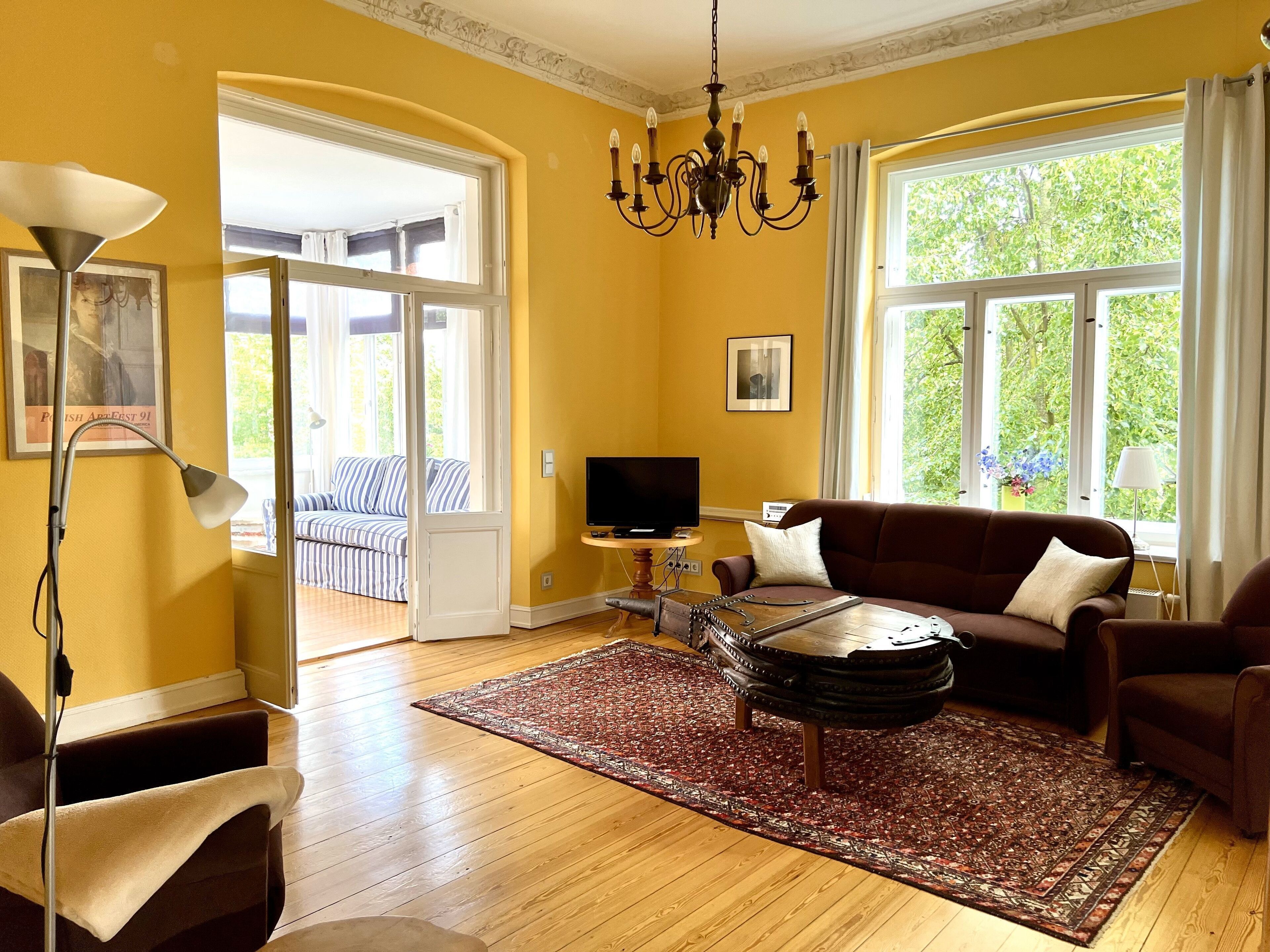 ..Wohnzimmer mit Chemineeofen und Unikat-Tisch